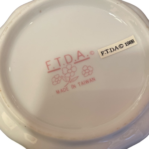 F.T.D.A. Vintage Porcelain English Tea Pot 1988 - Picture 5 of 5